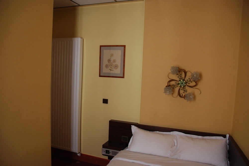 Courcelles Mederic Hotel Párizs Kültér fotó